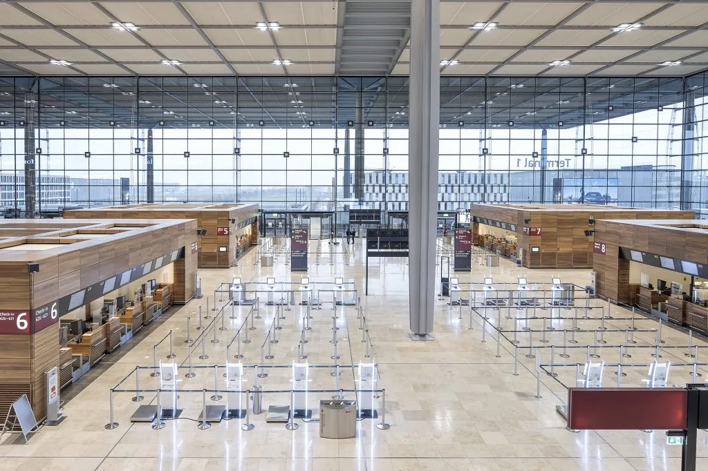 Entrance hall with eight check-in islands, BER terminal, designed by gmp